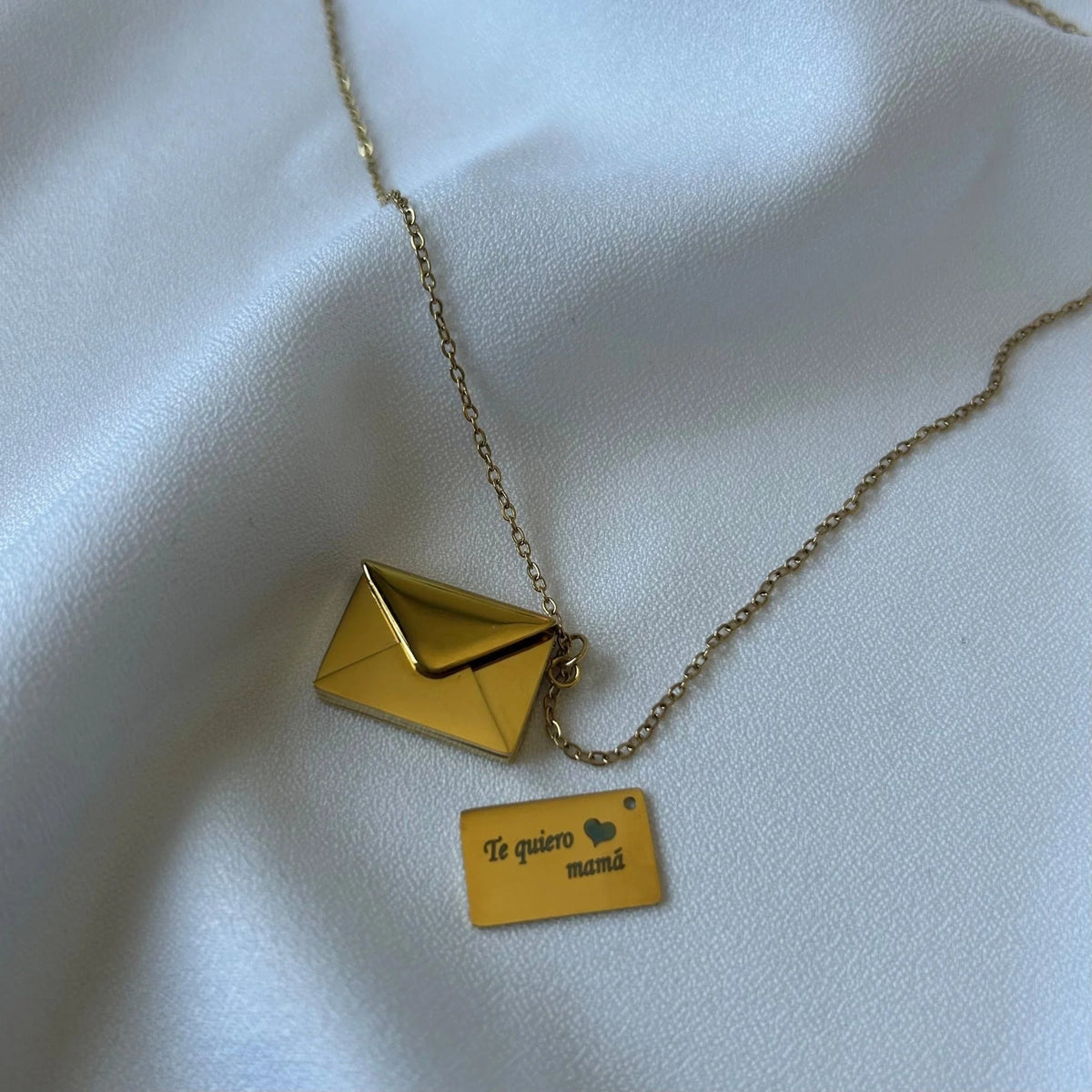 Collar Sobre con mensaje; te quiero mama Gold